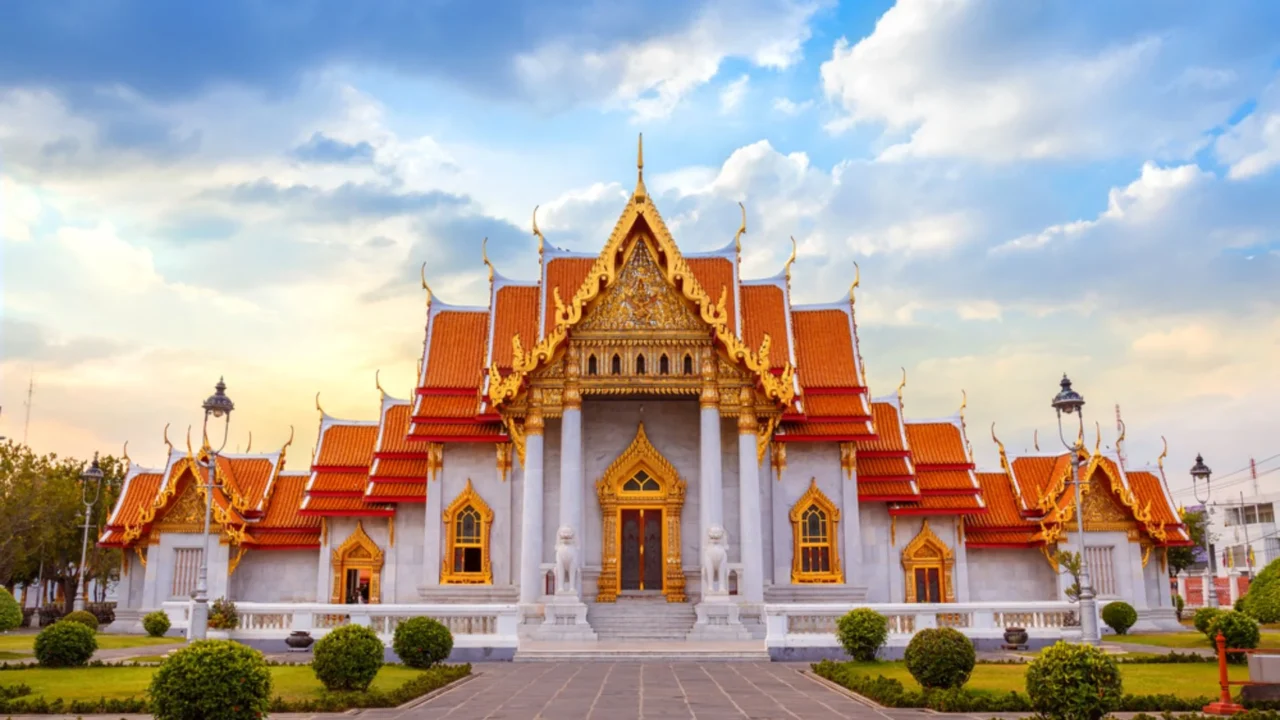 Cận cảnh lối vào Chùa Cẩm Thạch với mái ngói đỏ và tường đá trắng nổi bật