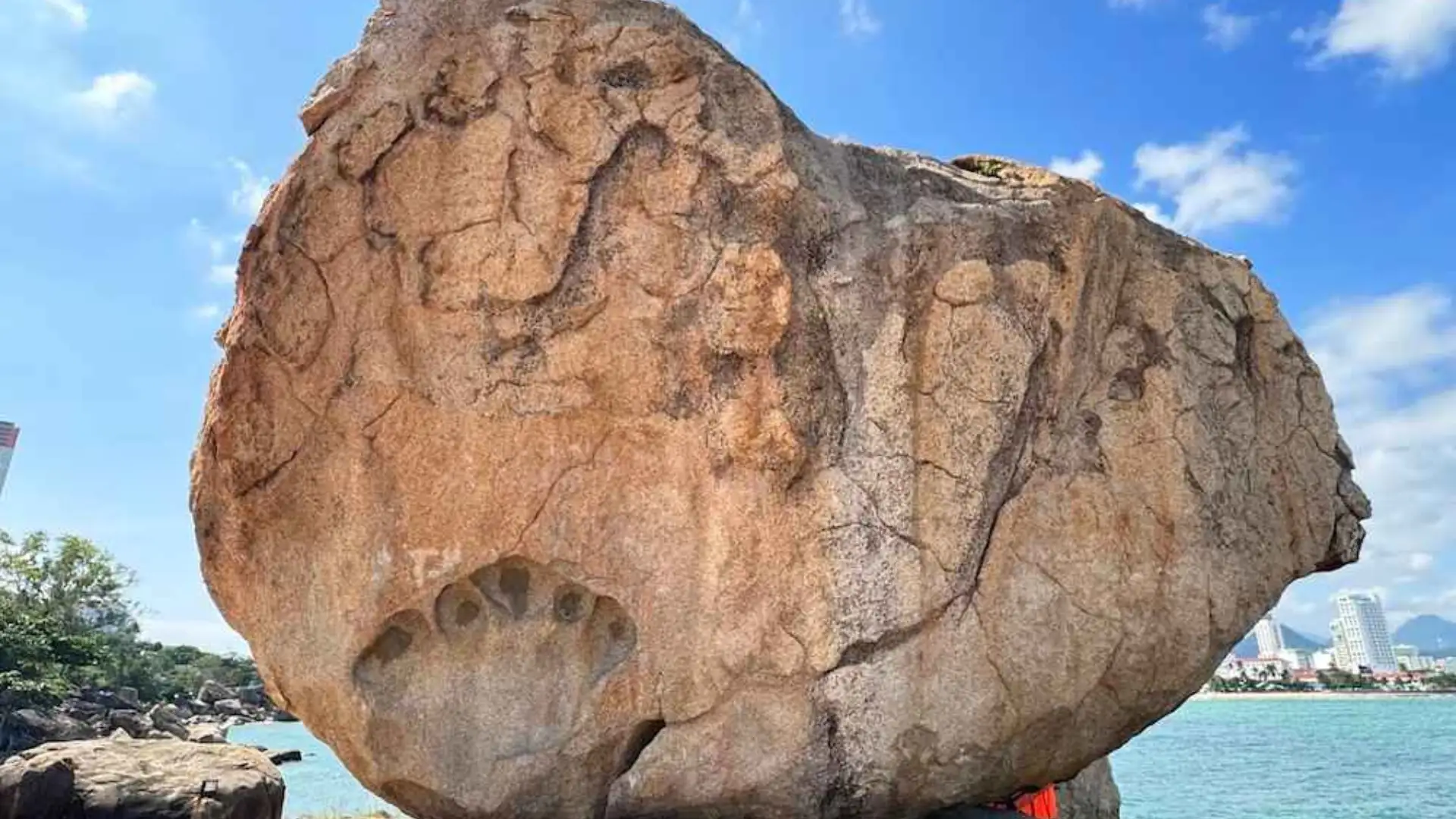 Tảng đá in dấu bàn tay khổng lồ tại Hòn Chồng