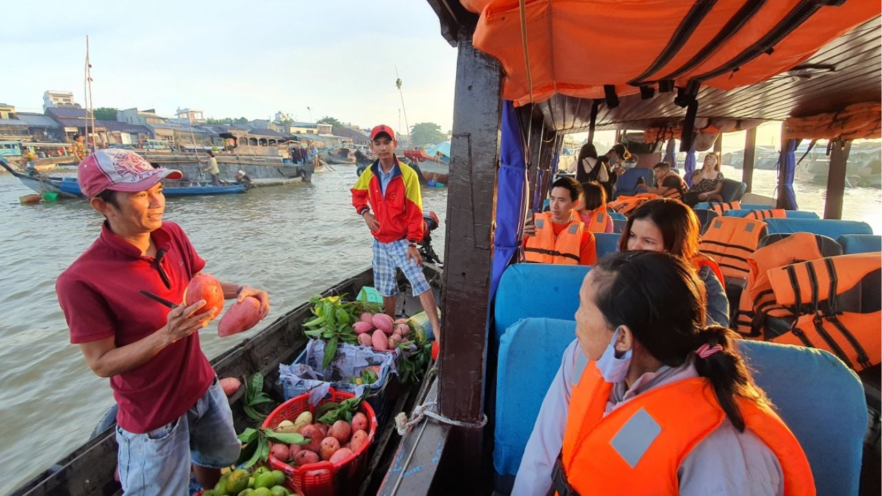 Cảnh mời gọi mua trái cây trên chợ nổi miền Tây