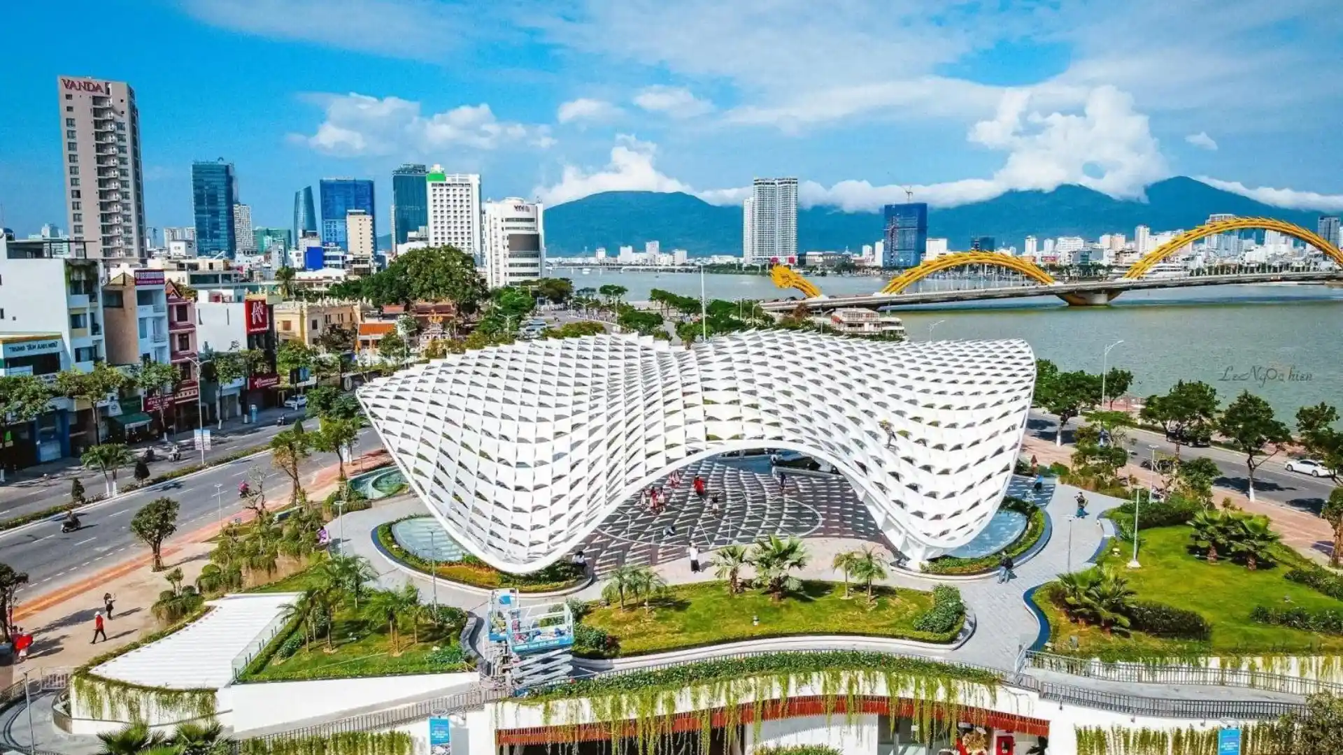 Từ Công viên APEC bạn sẽ nhìn thấy sông Hàn và cầu Rồng