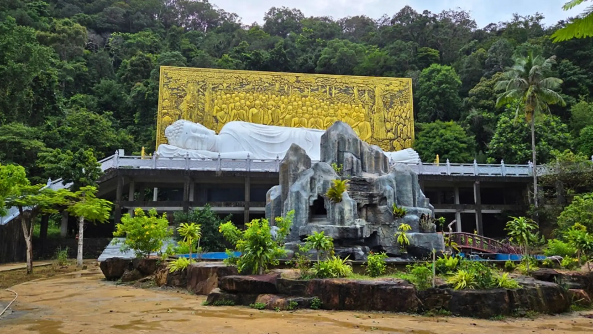 tượng phật nằm tại chùa sư muôn