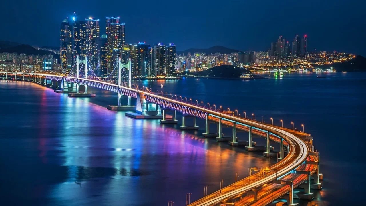 Cầu Gwangan rực sáng lung linh soi bóng trên biển đêm Busan
