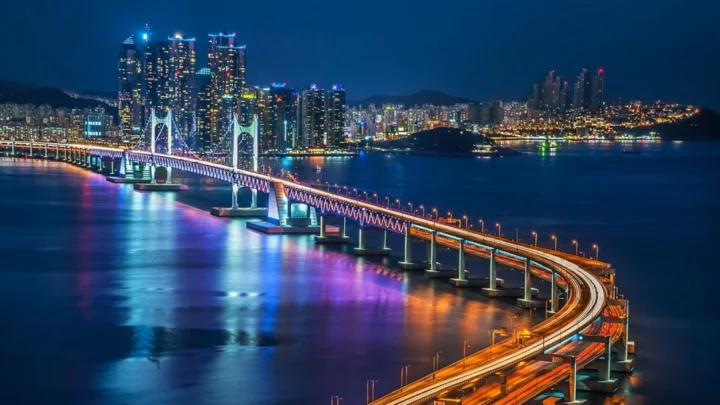 Cầu Gwangan rực sáng lung linh soi bóng trên biển đêm Busan