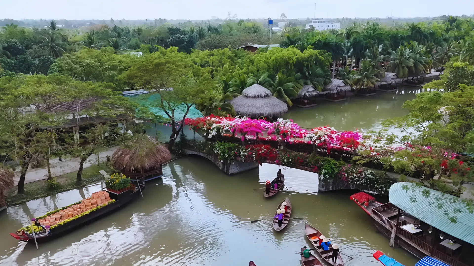 Cầu hoa giấy rực rỡ tại Làng du lịch Mỹ Khánh – điểm check-in lãng mạn, được phủ kín những giàn hoa giấy đủ sắc màu, tạo nên khung cảnh thơ mộng như trong tranh.