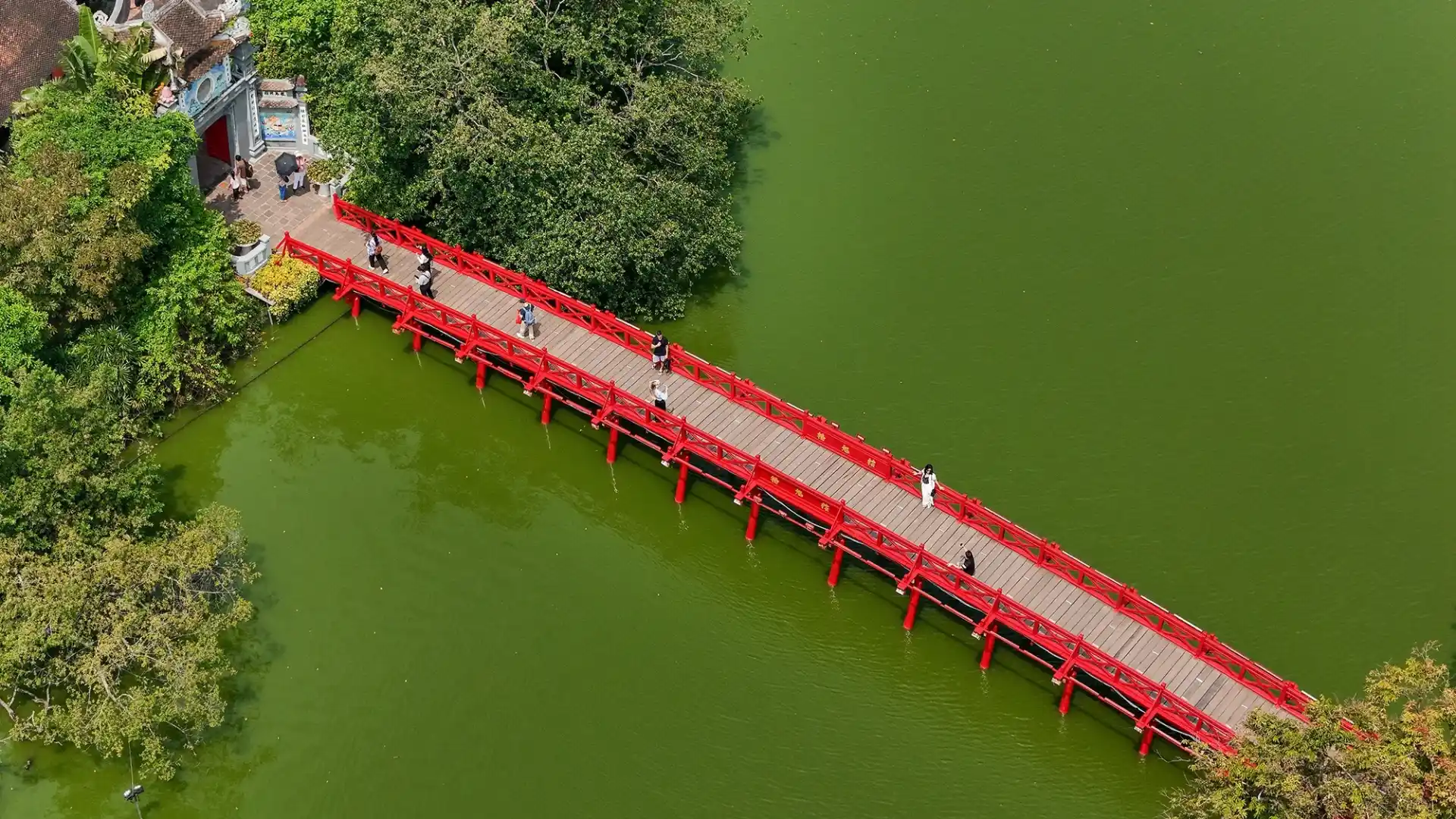 Cầu Thê Húc khi nhìn từ trên cao