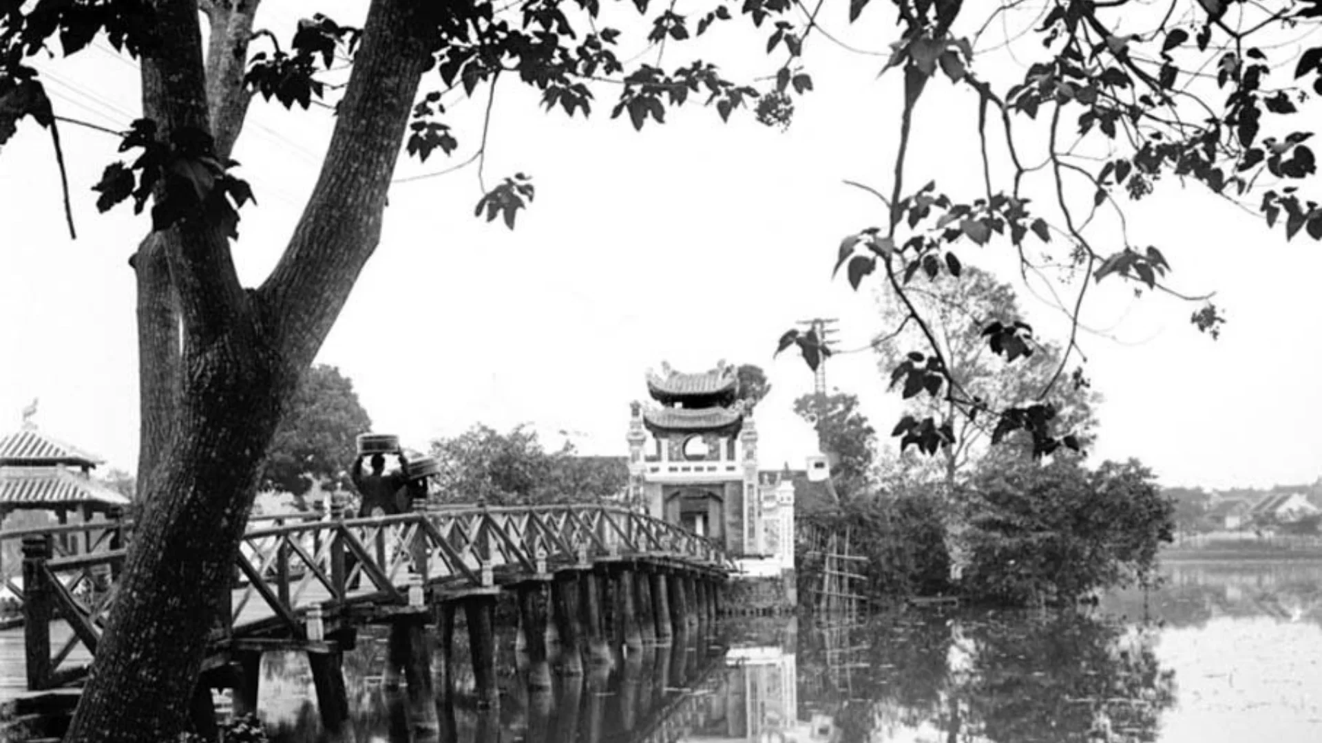 Hình ảnh cầu Thê Húc ngày xưa