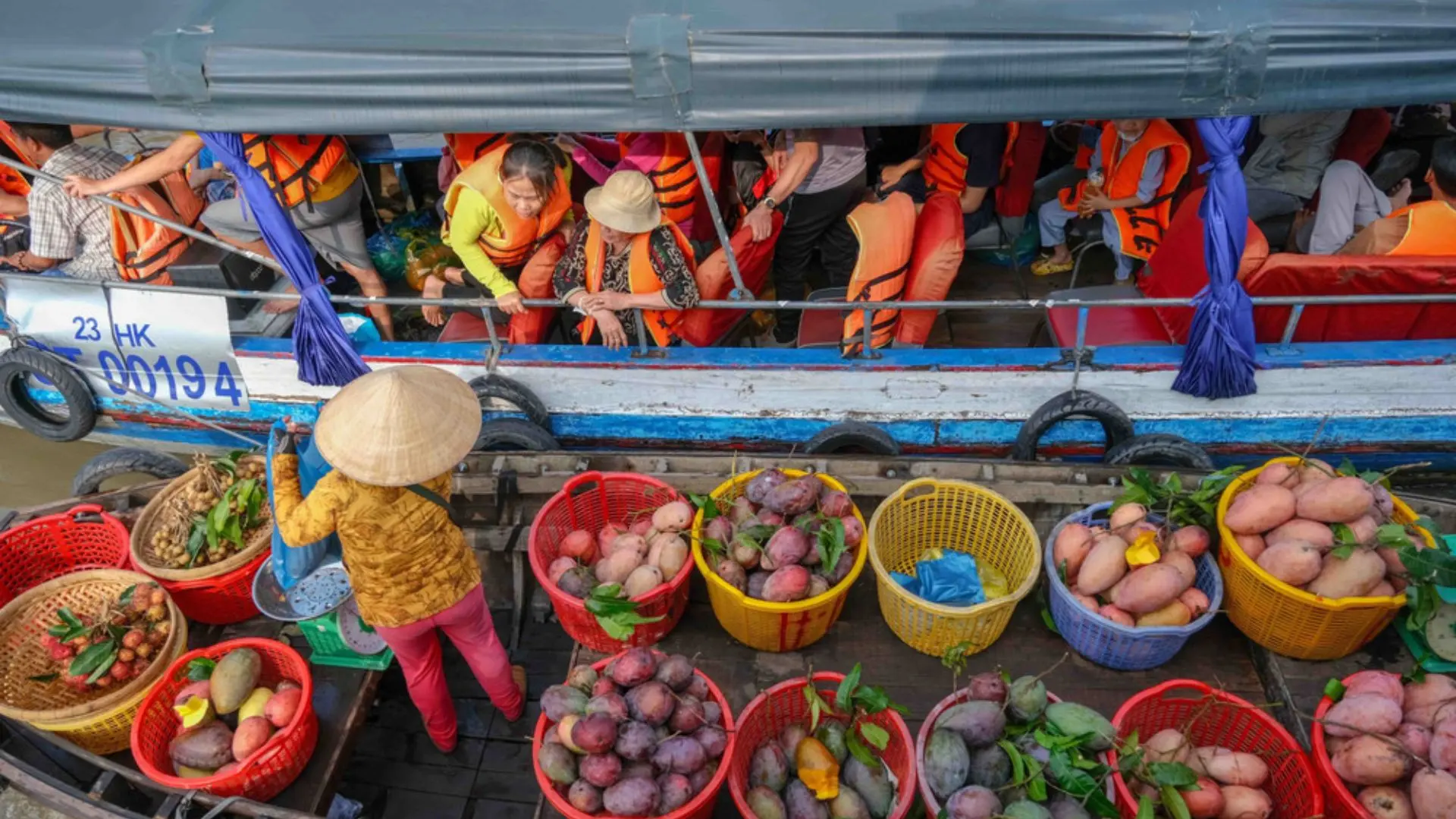 Khung cảnh chợ nổi lúc sáng sớm trong ánh bình minh