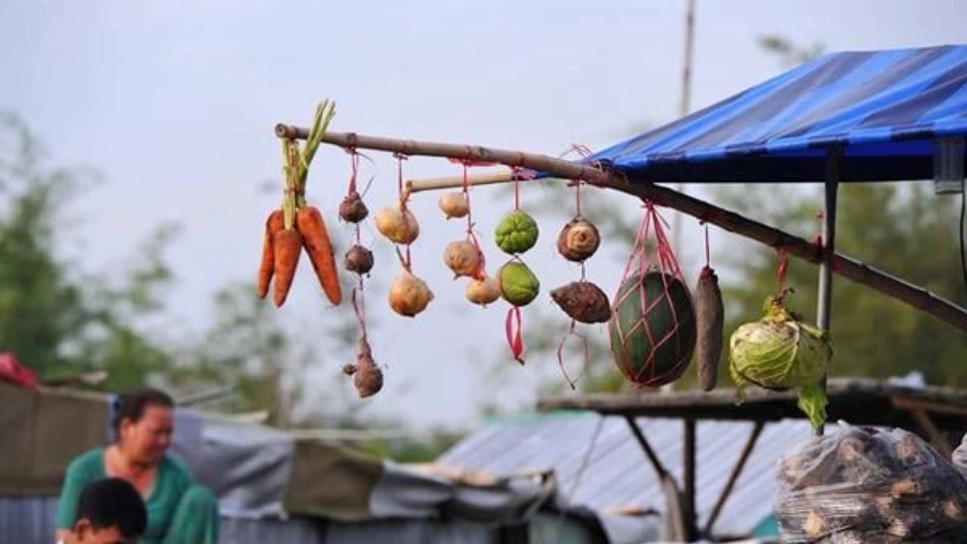 Nét độc đáo của chợ nổi Ngã Năm (Sóc Trăng) với những cây bẹo được treo ngang