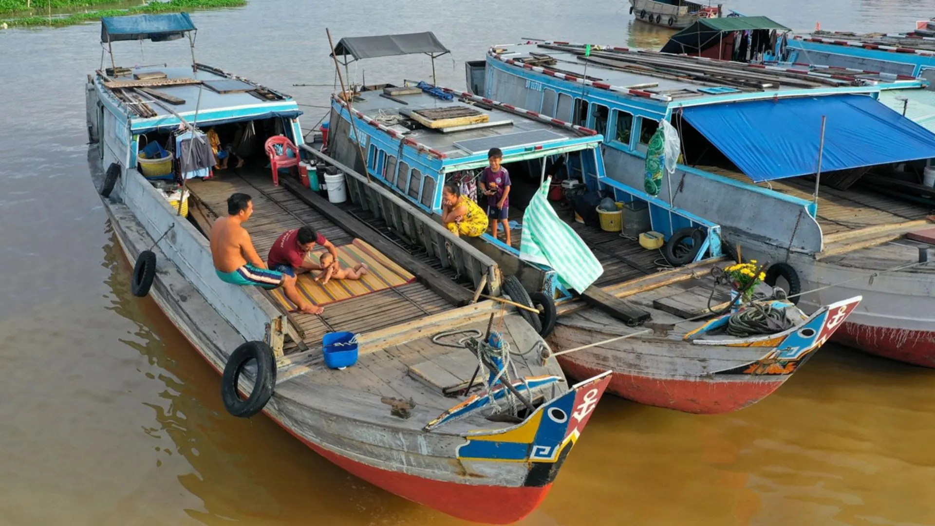 Hình ảnh đời thường trên chợ nổi với quần áo được phơi trên cây bẹo