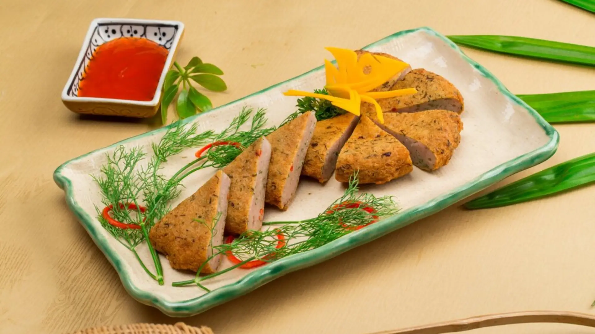 Những miếng chả cá Quy Nhơn được chiên vàng vô cùng hấp dẫn