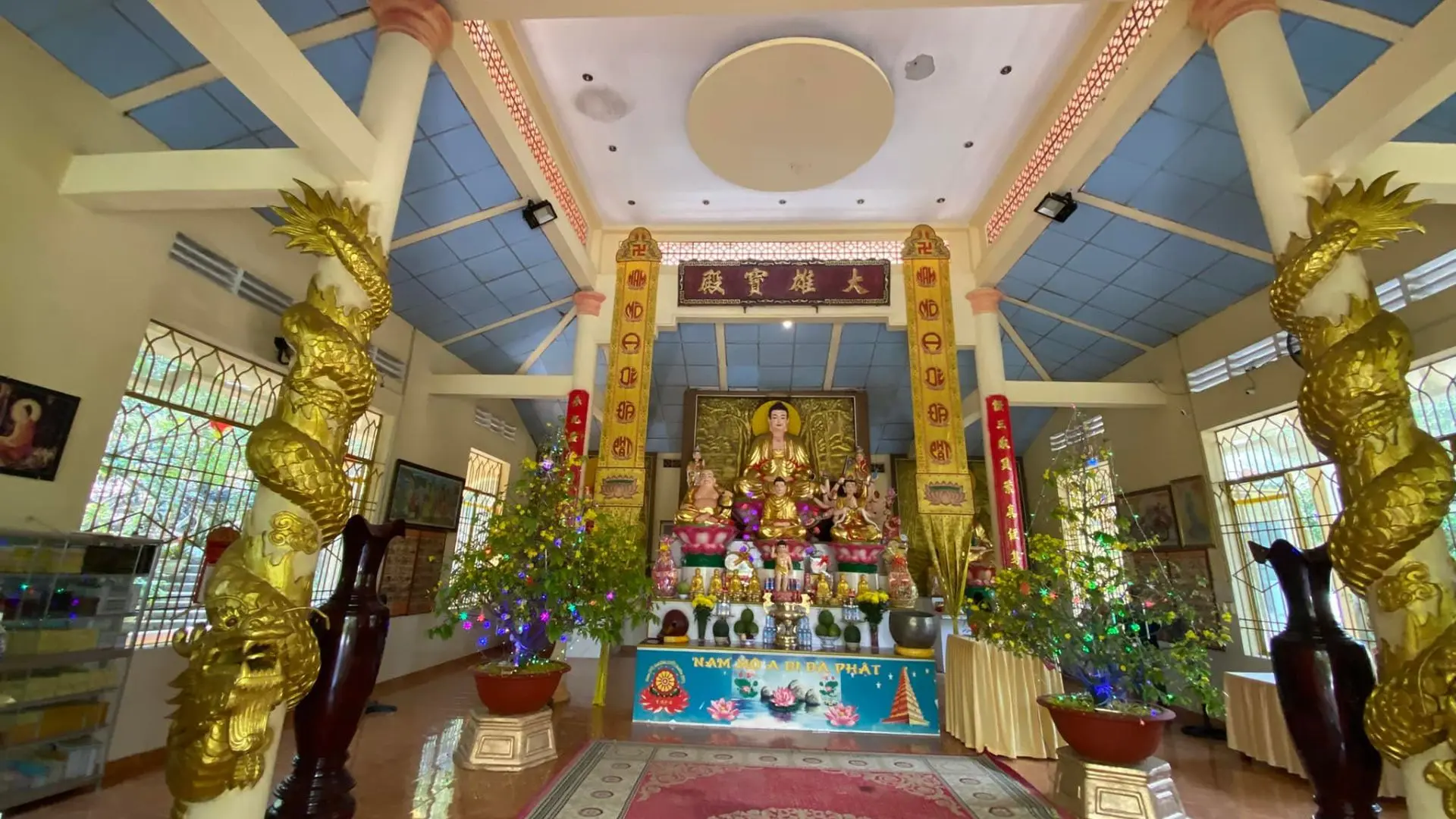 Không gian chánh điện Chùa Sư Muôn