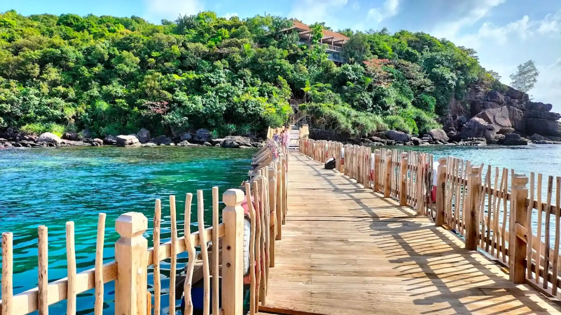 check-in cây cầu gỗ view biển