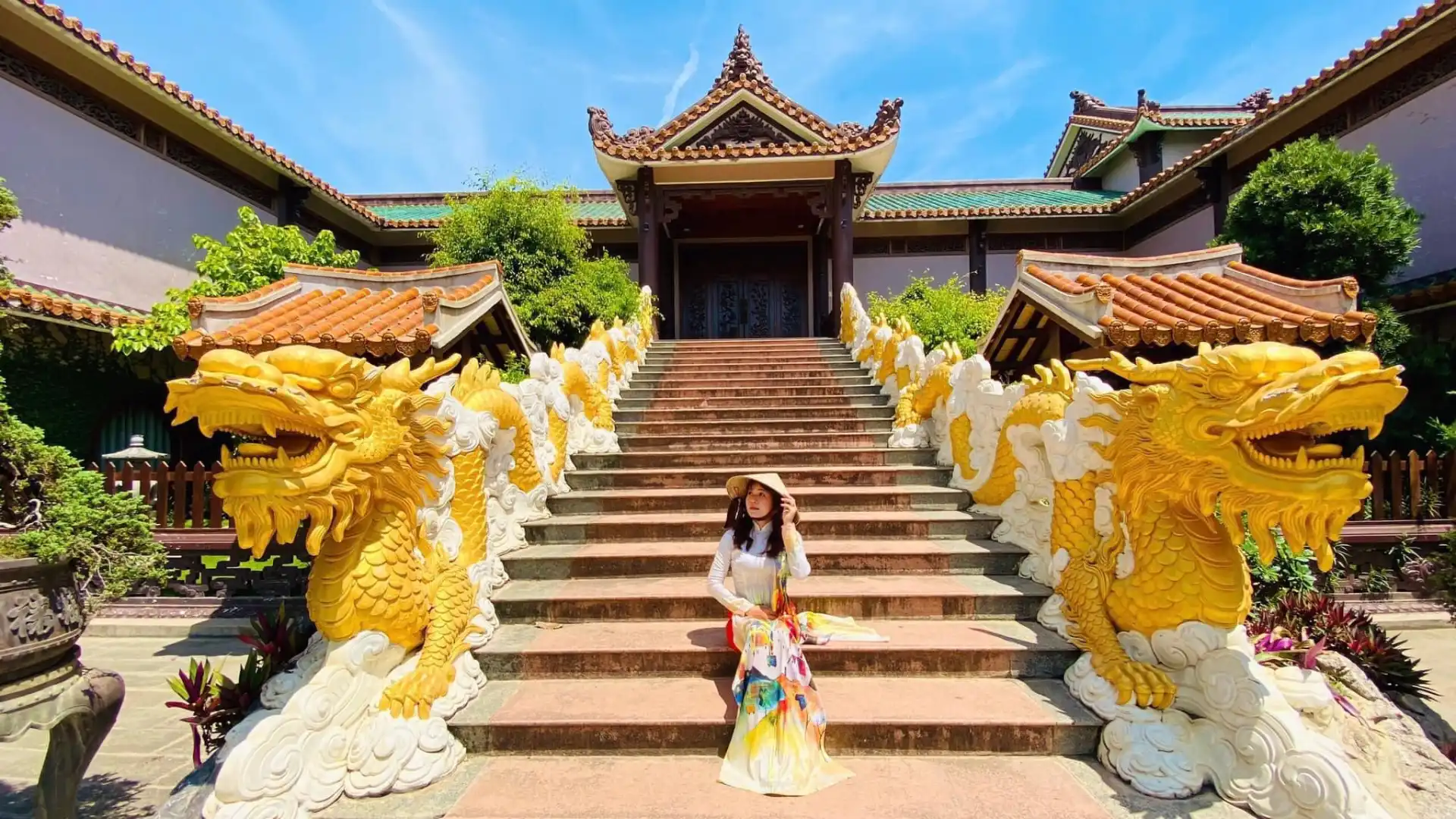 Cô gái chụp ảnh tại Chùa Thiên Hưng