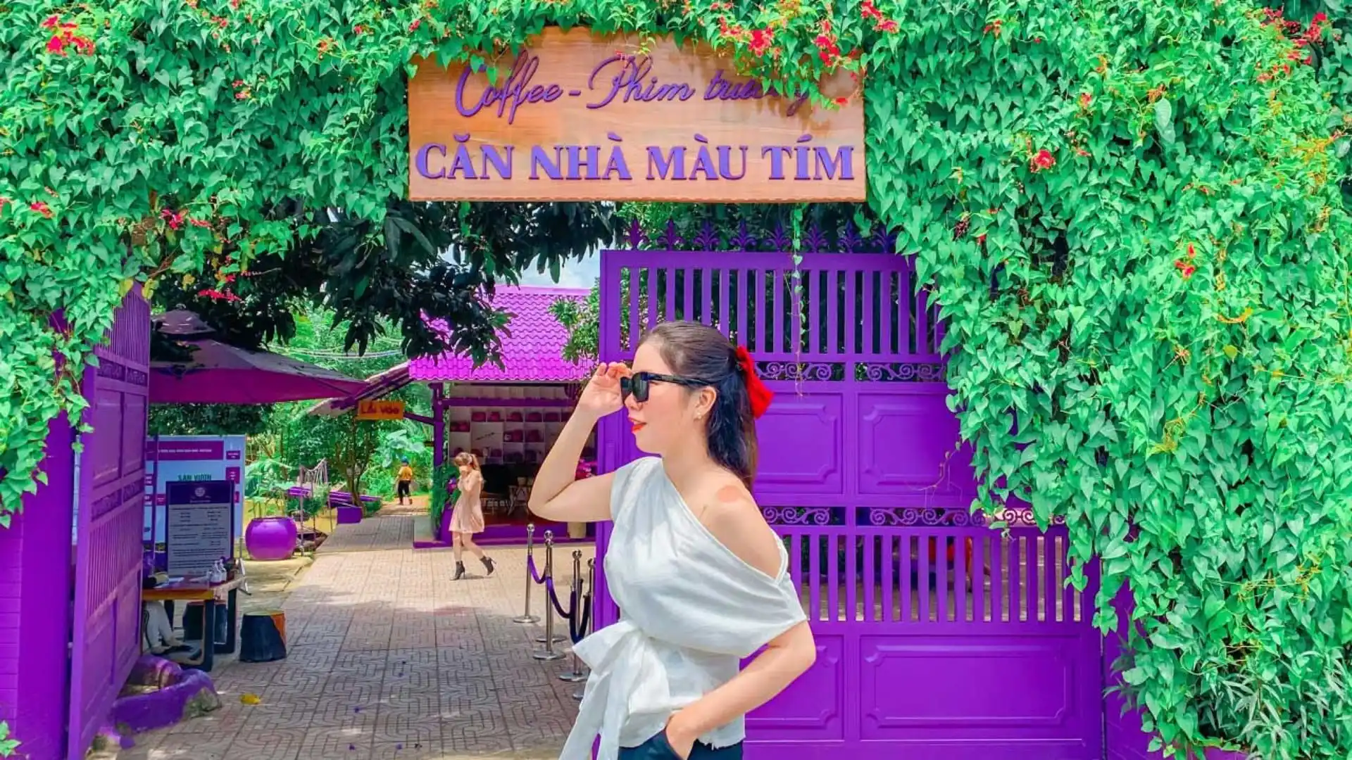check-in tại cổng căn nhà màu tím