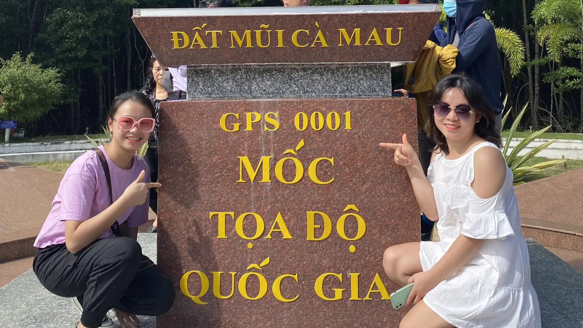 Check-in cùng cột mốc tọa độ Quốc gia