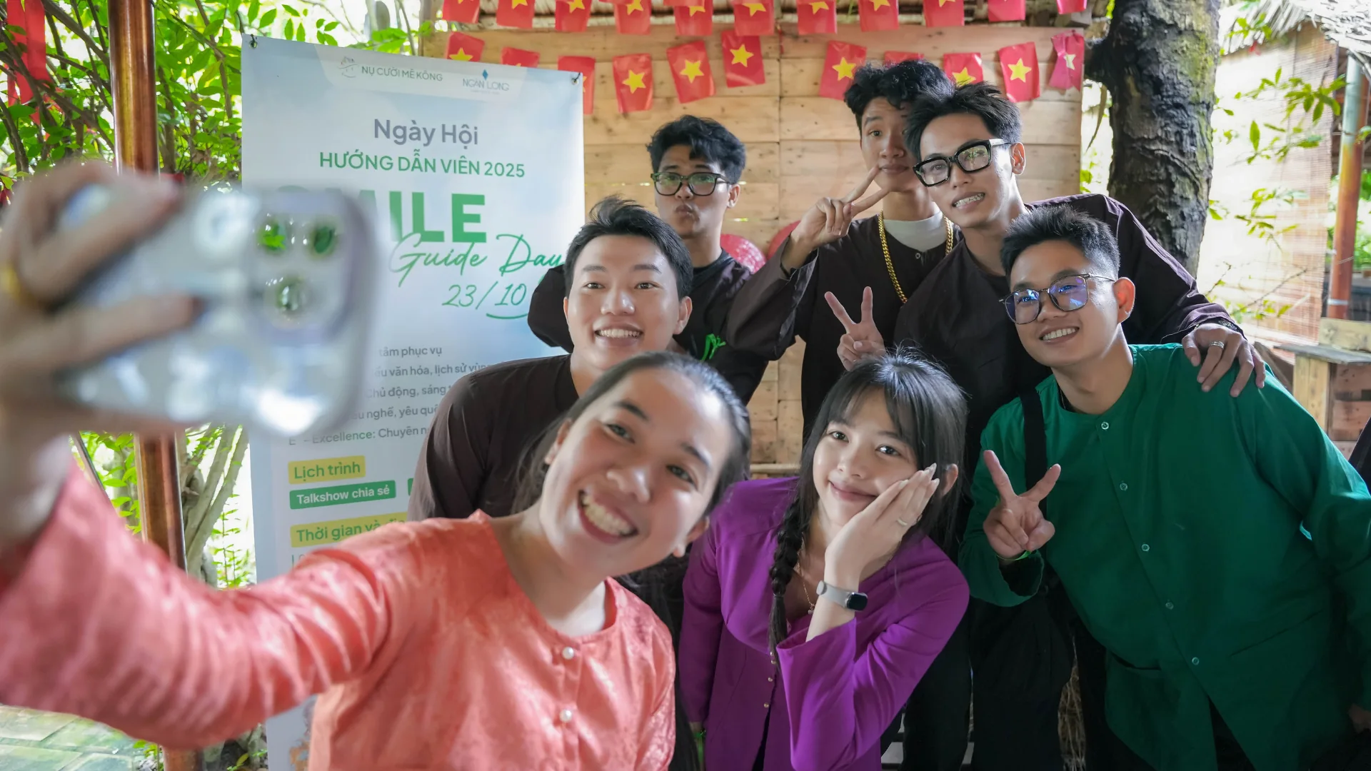 Các đội check-in sáng tạo trong trang phục áo bà ba tại trạm “Đội Hình Sẵn Sàng”, thể hiện tinh thần đồng đội và nét đẹp miền Tây