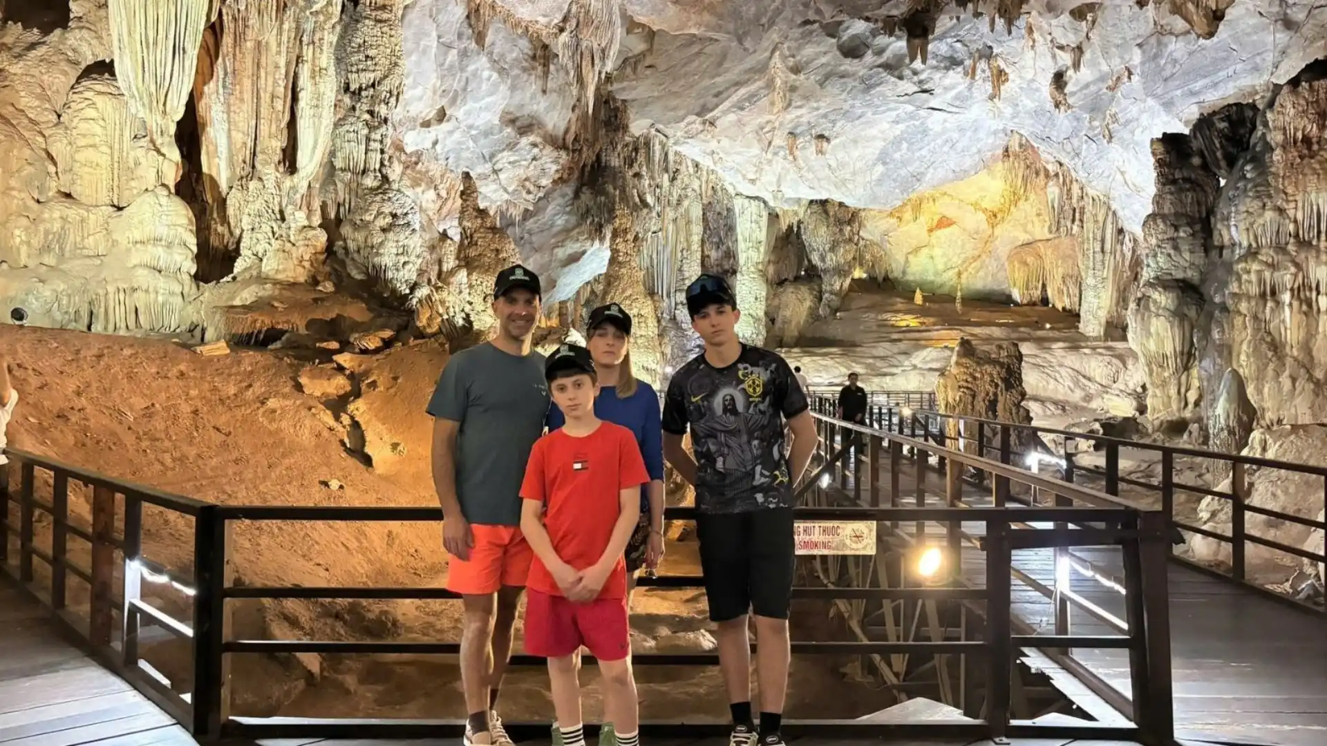 Du khách nước ngoài check-in tại Động Thiên Cung