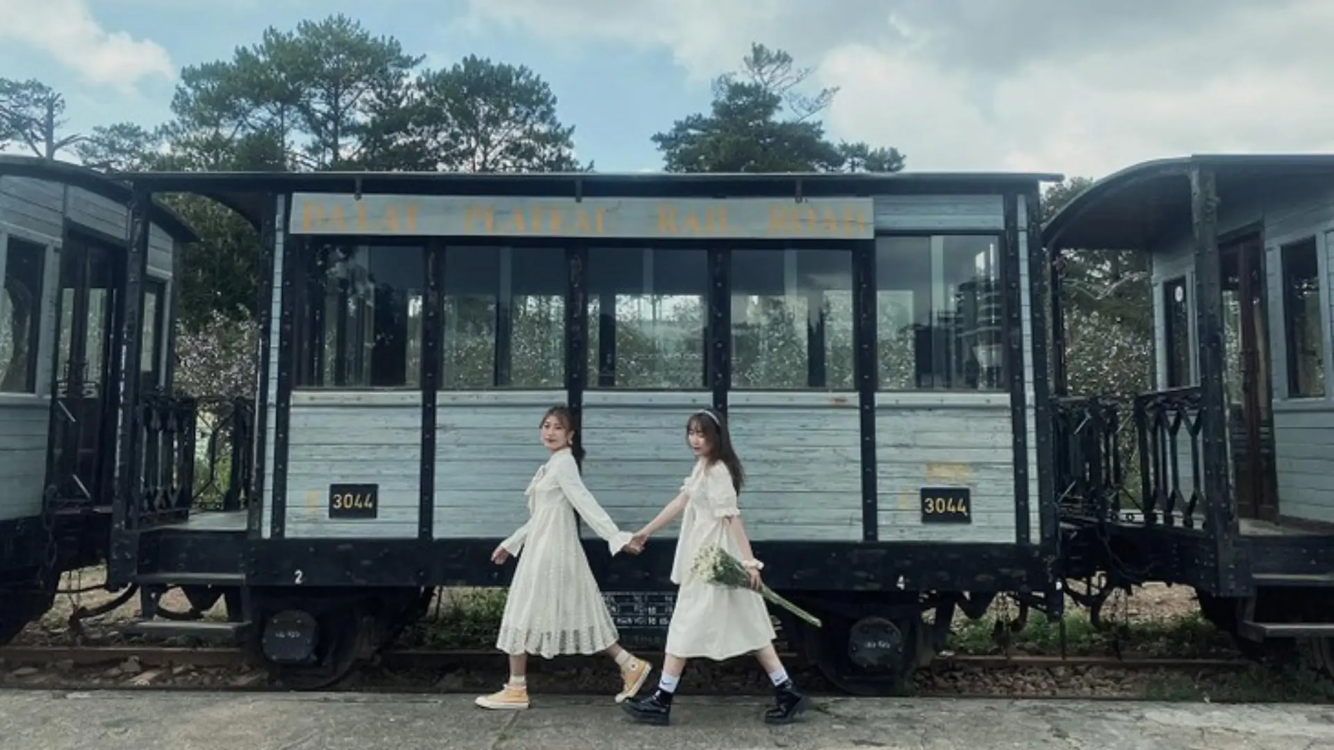 Hai bạn trẻ Check-in tại Ga Đà Lạt