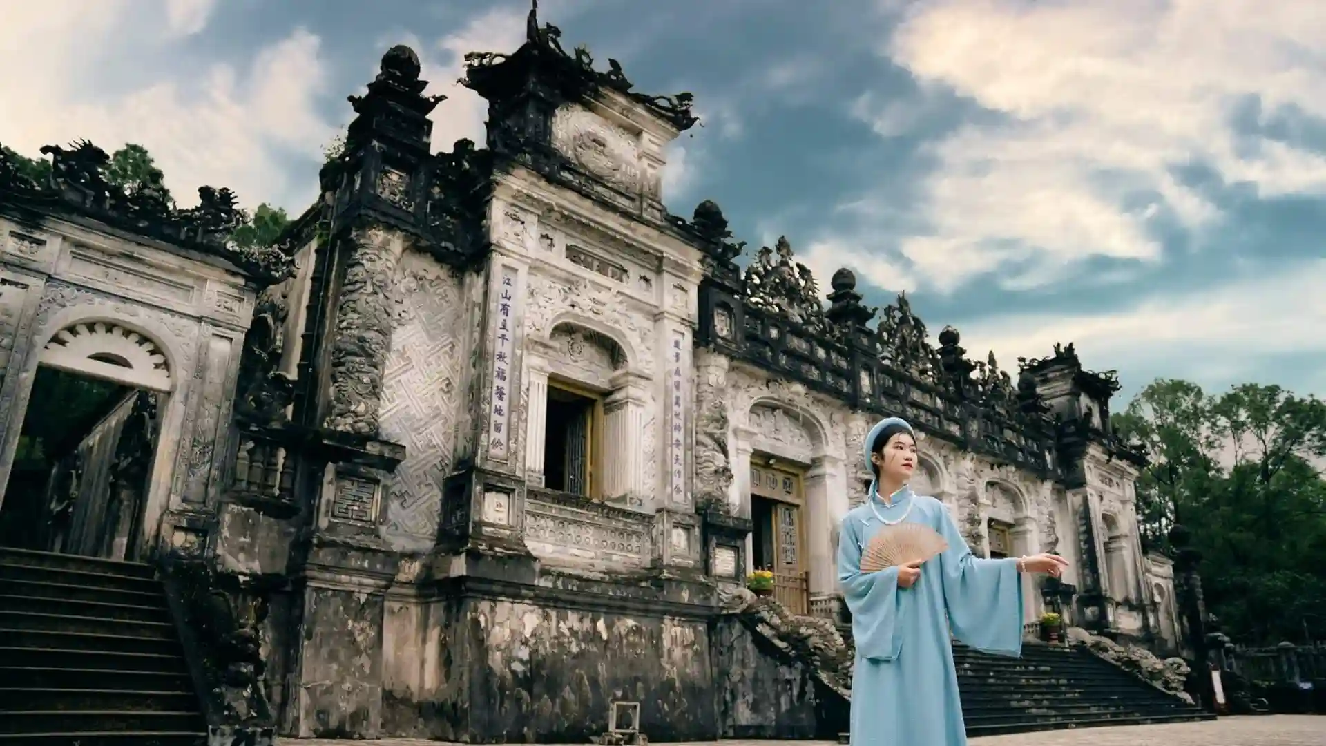 Du khách check-in trong Lăng Khải Định