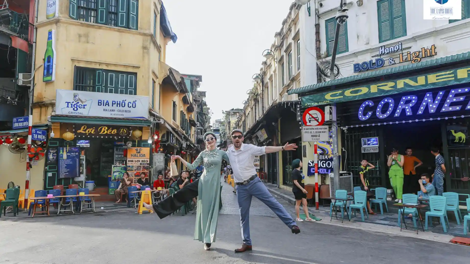 Cặp đôi check-in tại Phố Cổ Hà Nội