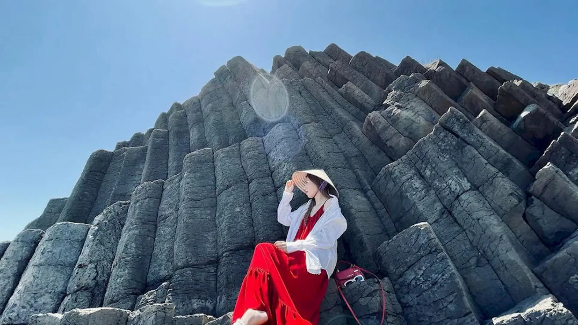 Nữ du khách check-in tại mặt ghềnh chính