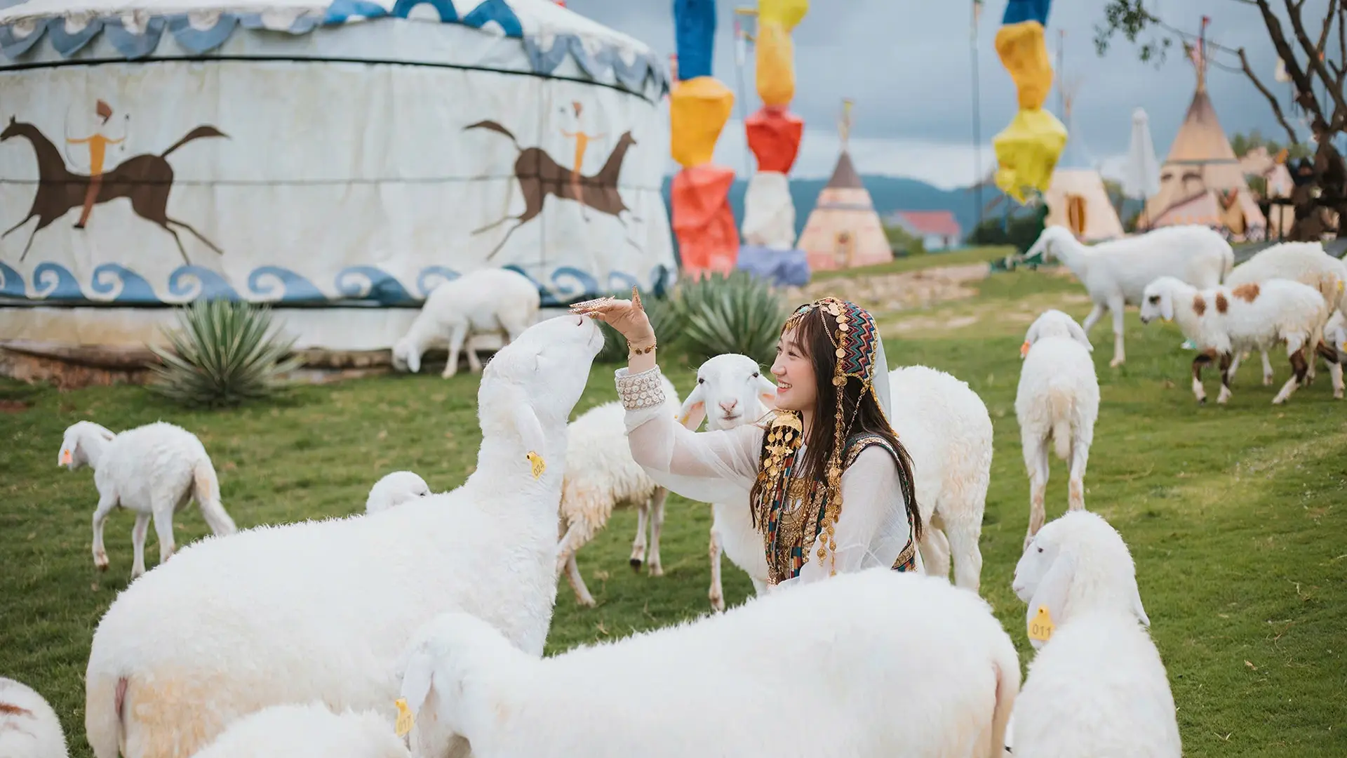 Check-in phong cách du mục tại Mongo Land