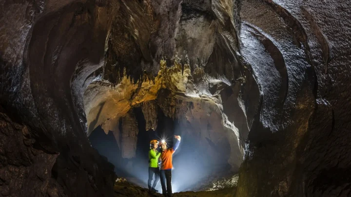 Khách check-in tại cửa hang, tour Hang Chà Lòi.