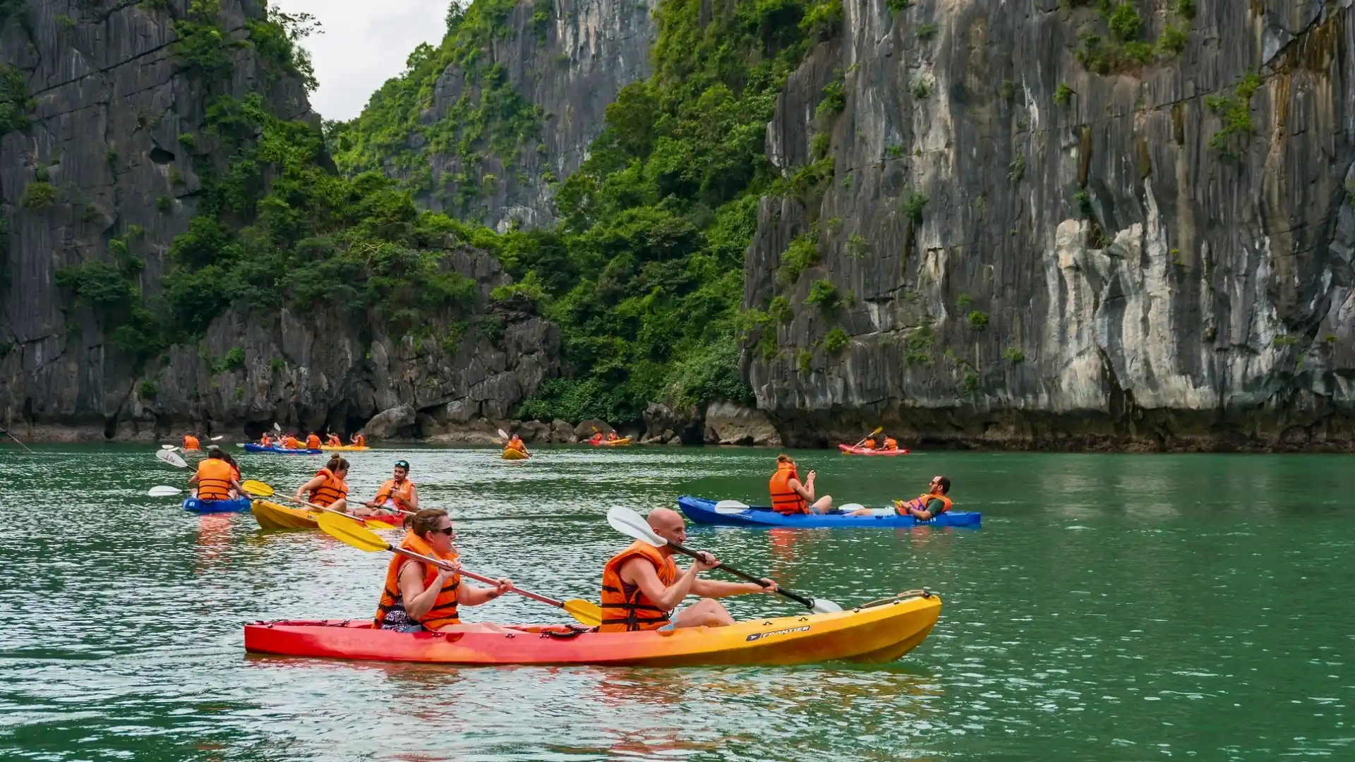 Chèo thuyền kayak tại đảo Bà Góa