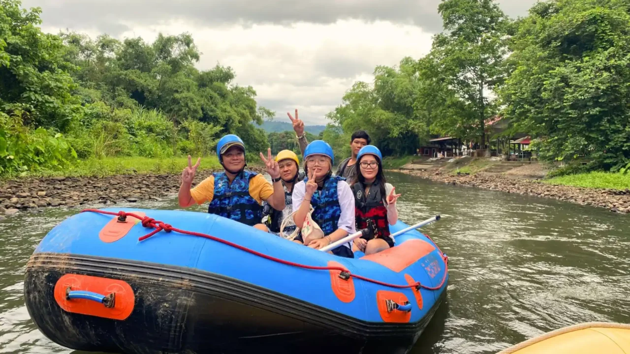 Trải nghiệm chèo thuyền phao trên sông Long Klang trong Bangkok Pattaya tour
