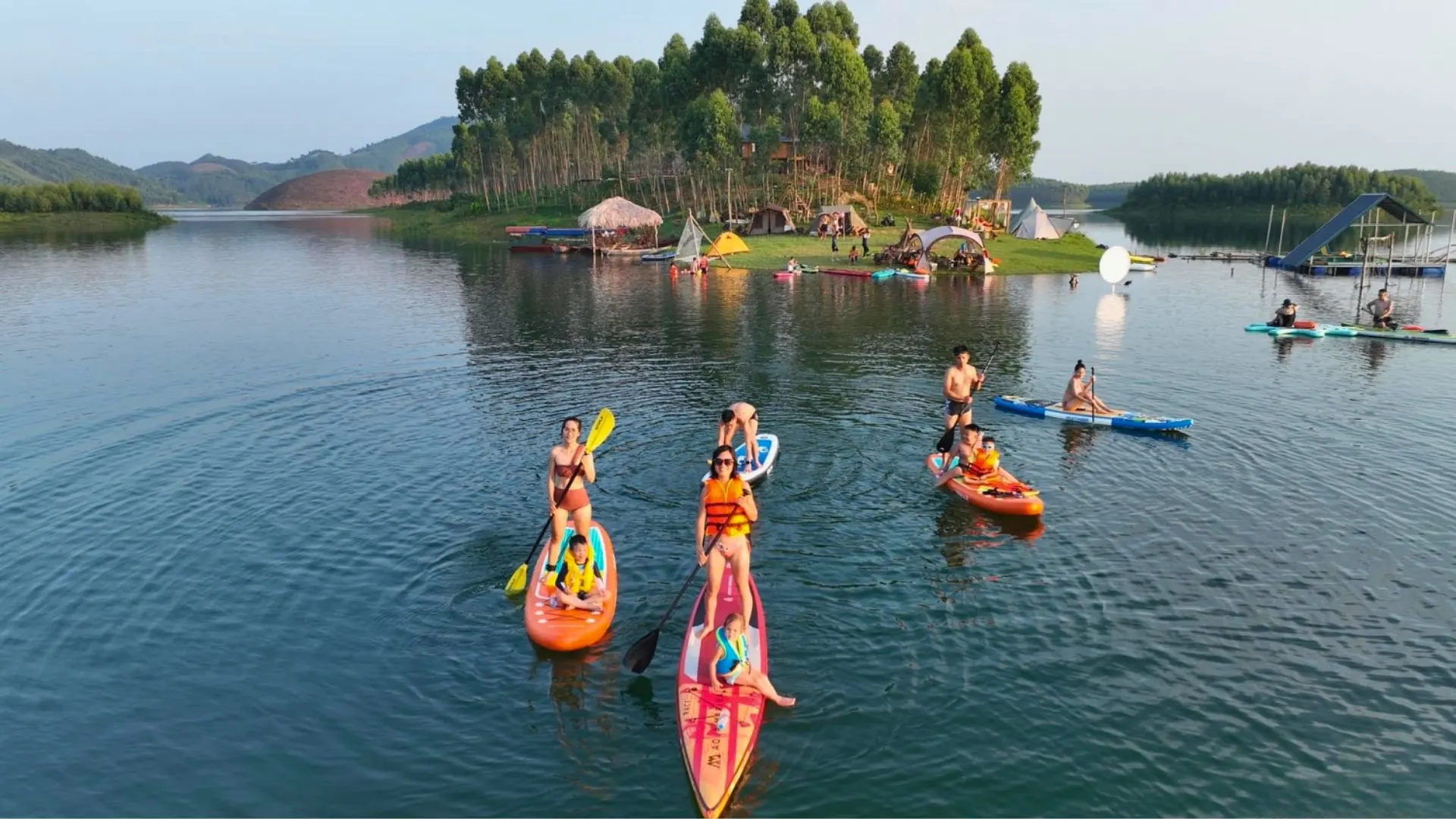 Chèo thuyền kayak hoặc thuyền gỗ trên Hồ Thác Bà