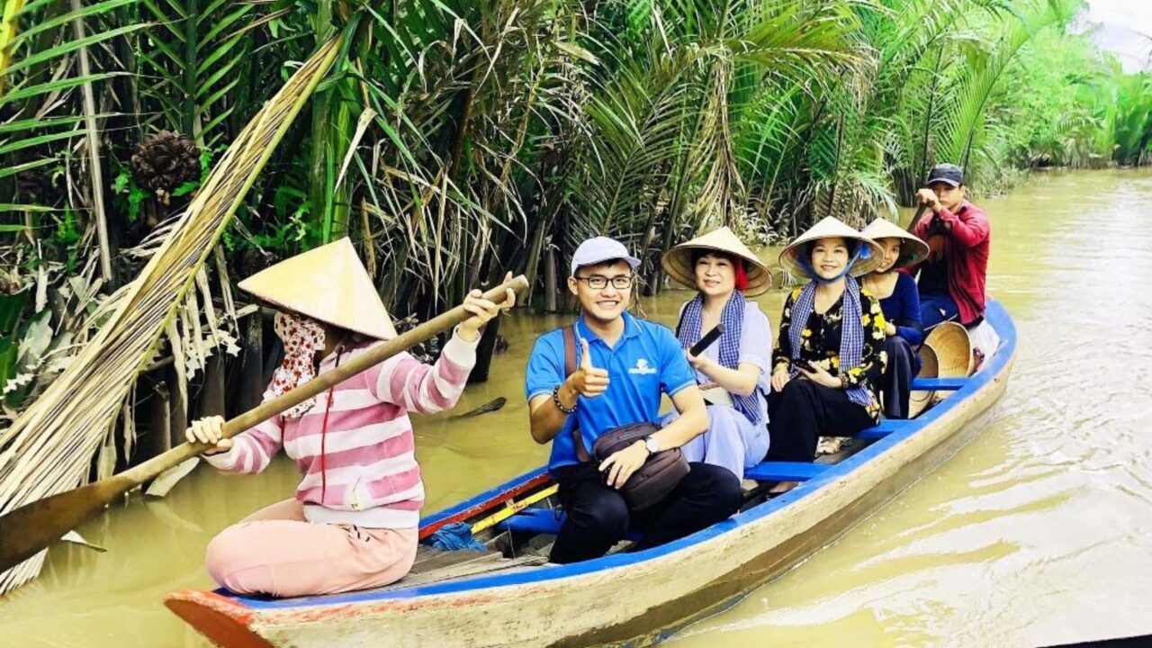 cheo xuong tham quan tour mien tay 1 ngay nu cuoi me kong