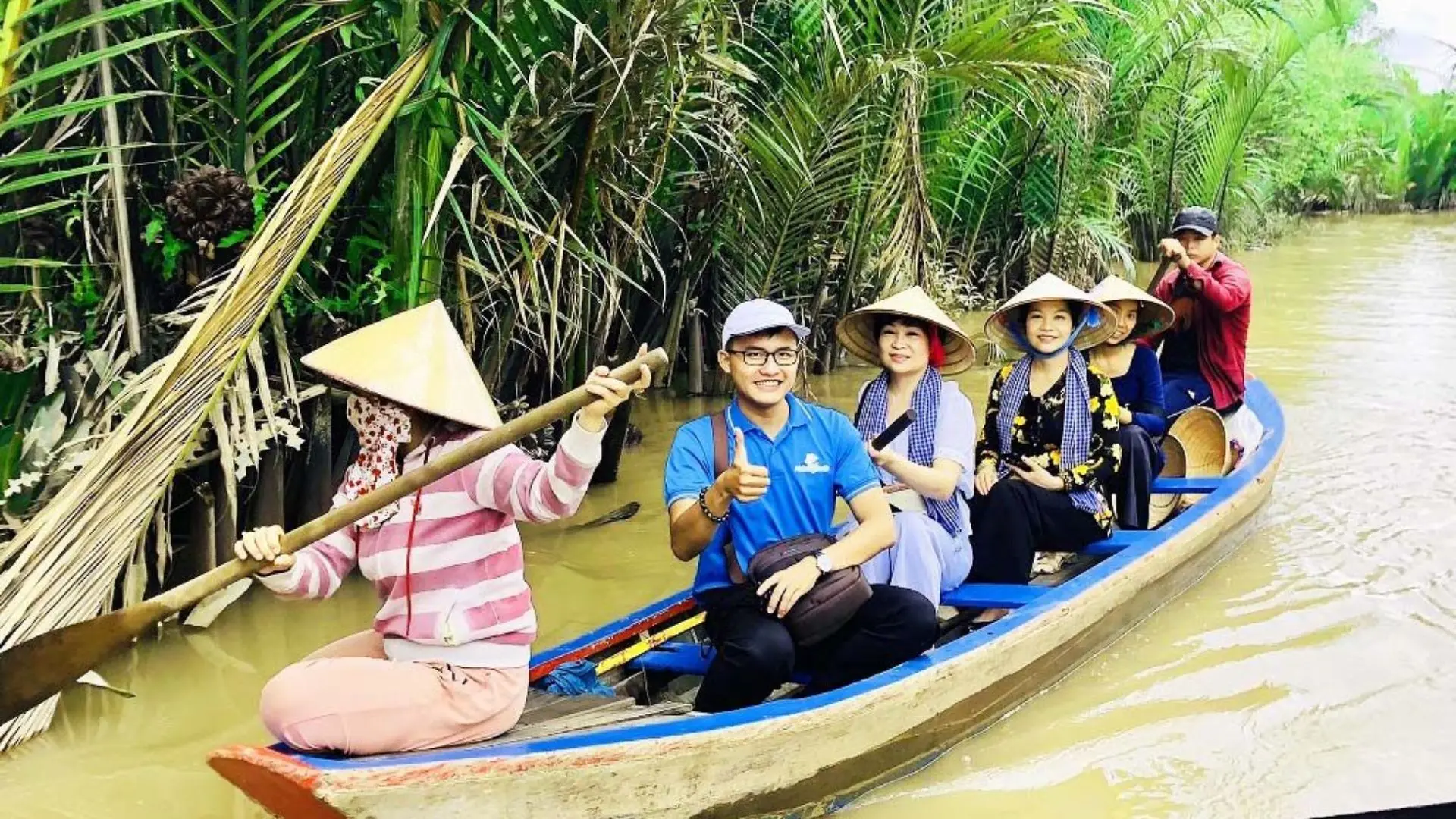 tour miền tây 1 ngày du khách đi thuyền tham quan rạch