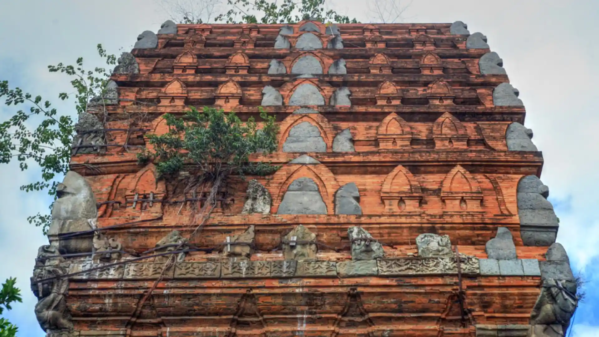 Chi tiết hoa văn, kiến trúc Chăm trên đỉnh Tháp đôi Quy Nhơn