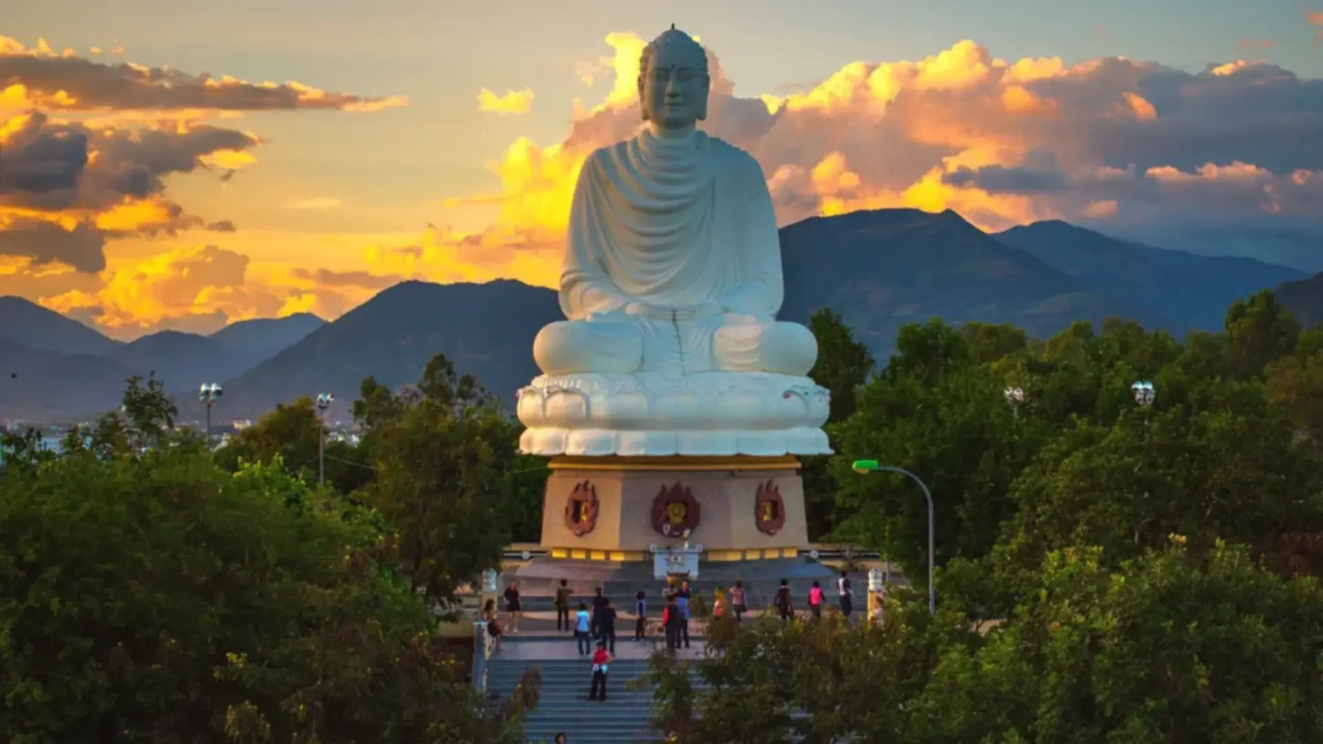 Du khách cầu nguyện tại Chùa Long Sơn