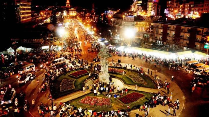Chợ Âm Phủ Đà Lạt về đêm trong tour Đà Lạt 3 ngày 3 đêm