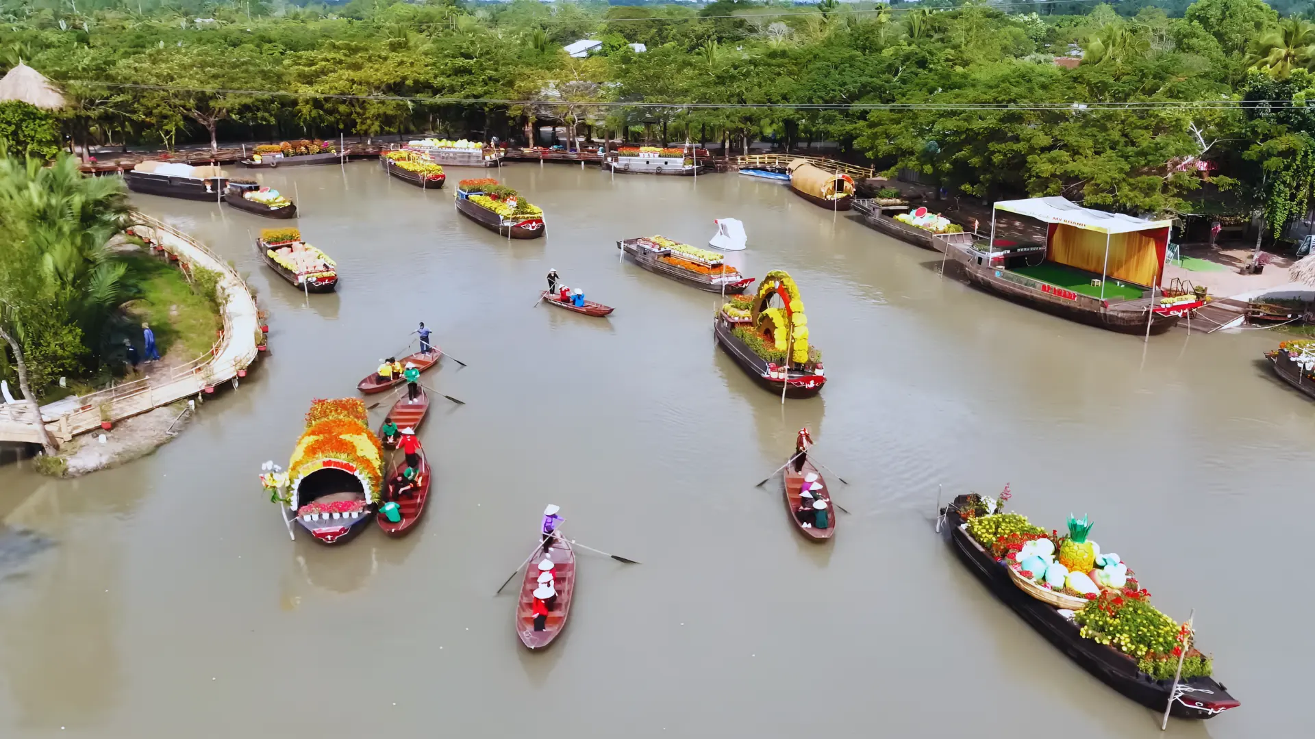 Chợ nổi rực rỡ sắc màu trái cây miền Tây – nơi ghe thuyền chất đầy sầu riêng, xoài, chôm chôm, mận… tấp nập mua bán giữa sông nước.