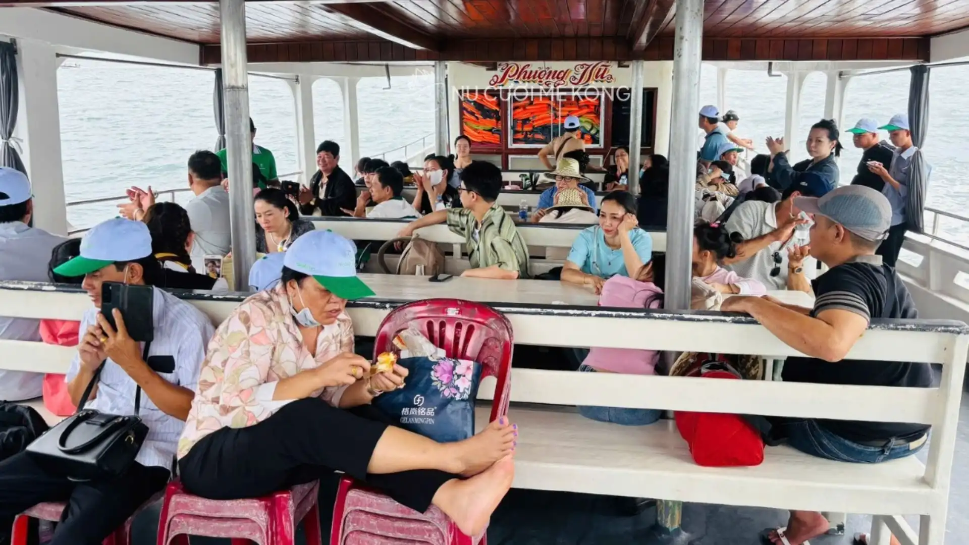Tour đoàn Nhựt Tùng chờ tàu cao tốc đi Phú Quốc