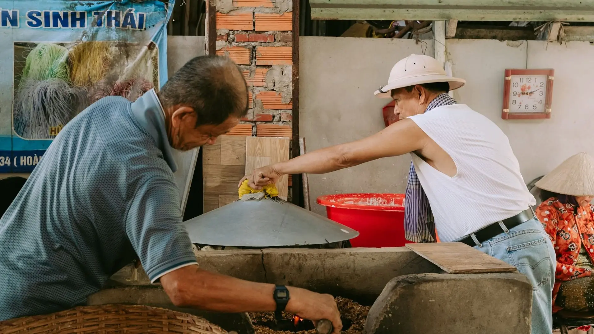 chú Sáu Hoài tráng bột làm hủ tiếu truyền thống