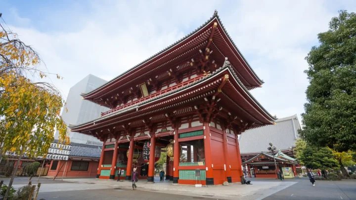 Chùa cổ Asakusa với cổng Sấm Kaminarimon và con phố Nakamise đông đúc