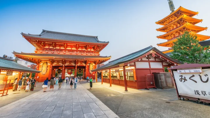 Chùa Asakusa cổ kính trong lịch trình tour Tokyo Osaka