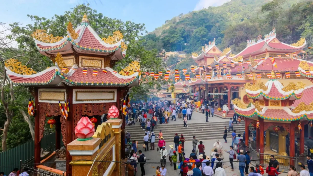 tour tây ninh viếng chùa bà đen linh thiêng