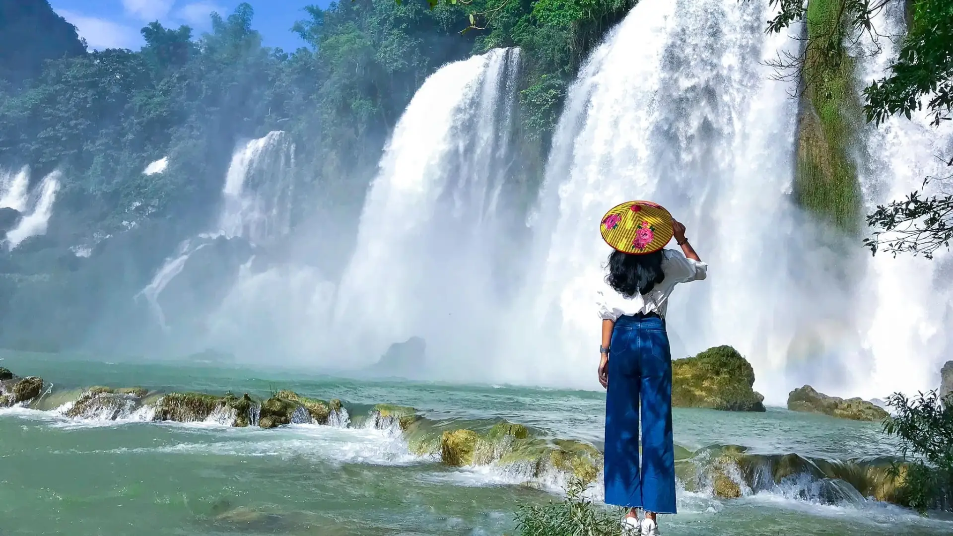 Sáng sớm và chiều muộn là thời gian nên đi thác Bản Giốc để tránh đông người