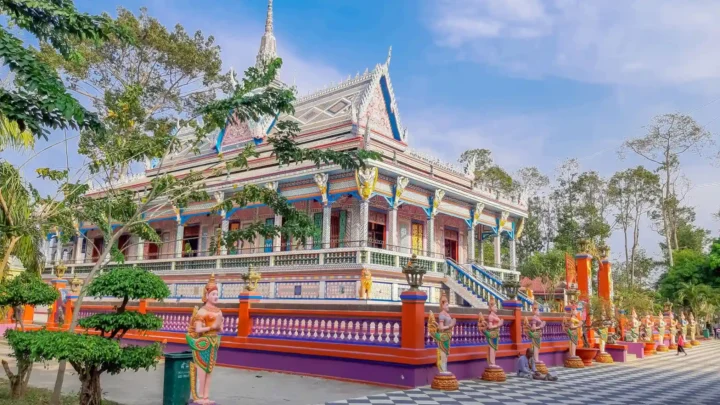 Chùa Chén Kiểu được trang trí tỉ mỉ bằng hàng triệu mảnh sành sứ