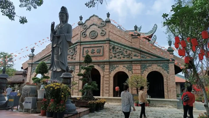 chánh điện chùa gò kén tây ninh linh thiêng