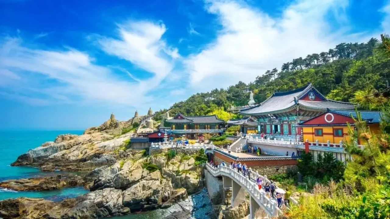 Chùa Haedong Yonggungsa bên vách đá nhìn ra biển xanh Busan.