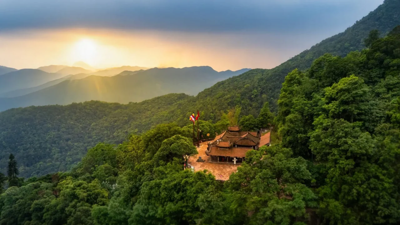 chùa hoa yên yên bình trên triền núi