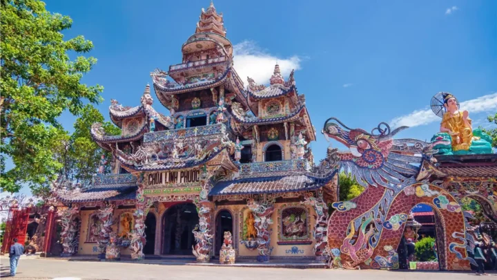 Chùa Linh Phước – Chùa Ve Chai trong tour Đà Lạt 3 ngày 3 đêm