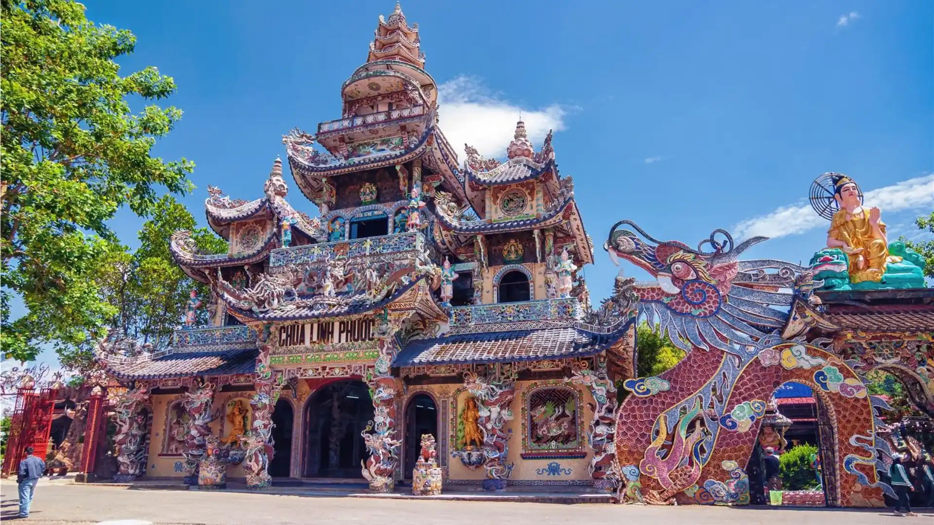 Chùa Linh Phước – Chùa Ve Chai trong tour Đà Lạt 3 ngày 3 đêm