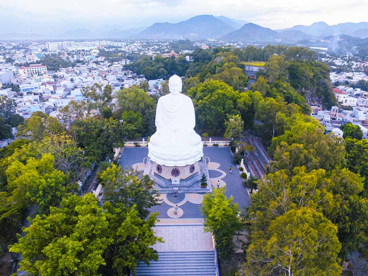 Viếng chùa Long Sơn uy nghiêm, linh thiêng tại Nha Trang