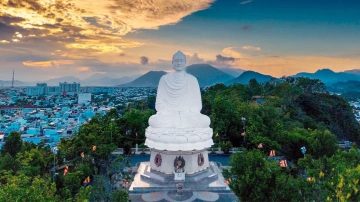 Tượng Phật trắng được xem như là một biểu tượng tiêu biểu tại thành phố biển Nha Trang